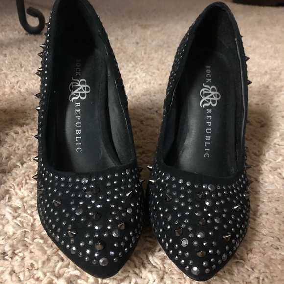 Gorgeous Rock & Republic Black Heels - Picture 2 of 2